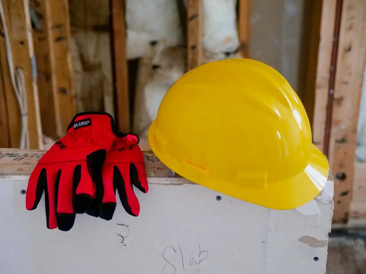 Casco, guantes y protección ocular de seguridad industrial