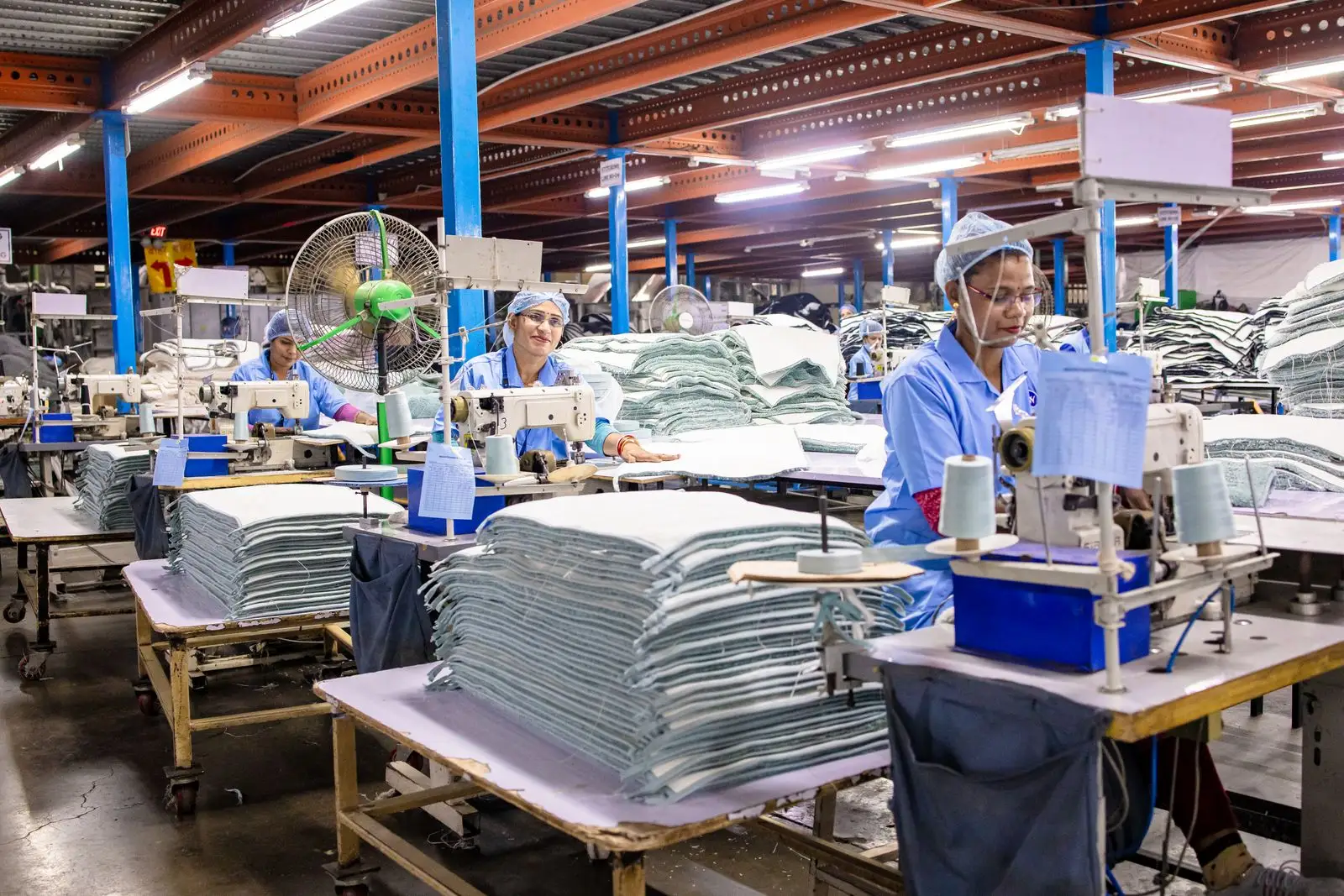 Línea de producción de indumentaria de trabajo en el taller de confección